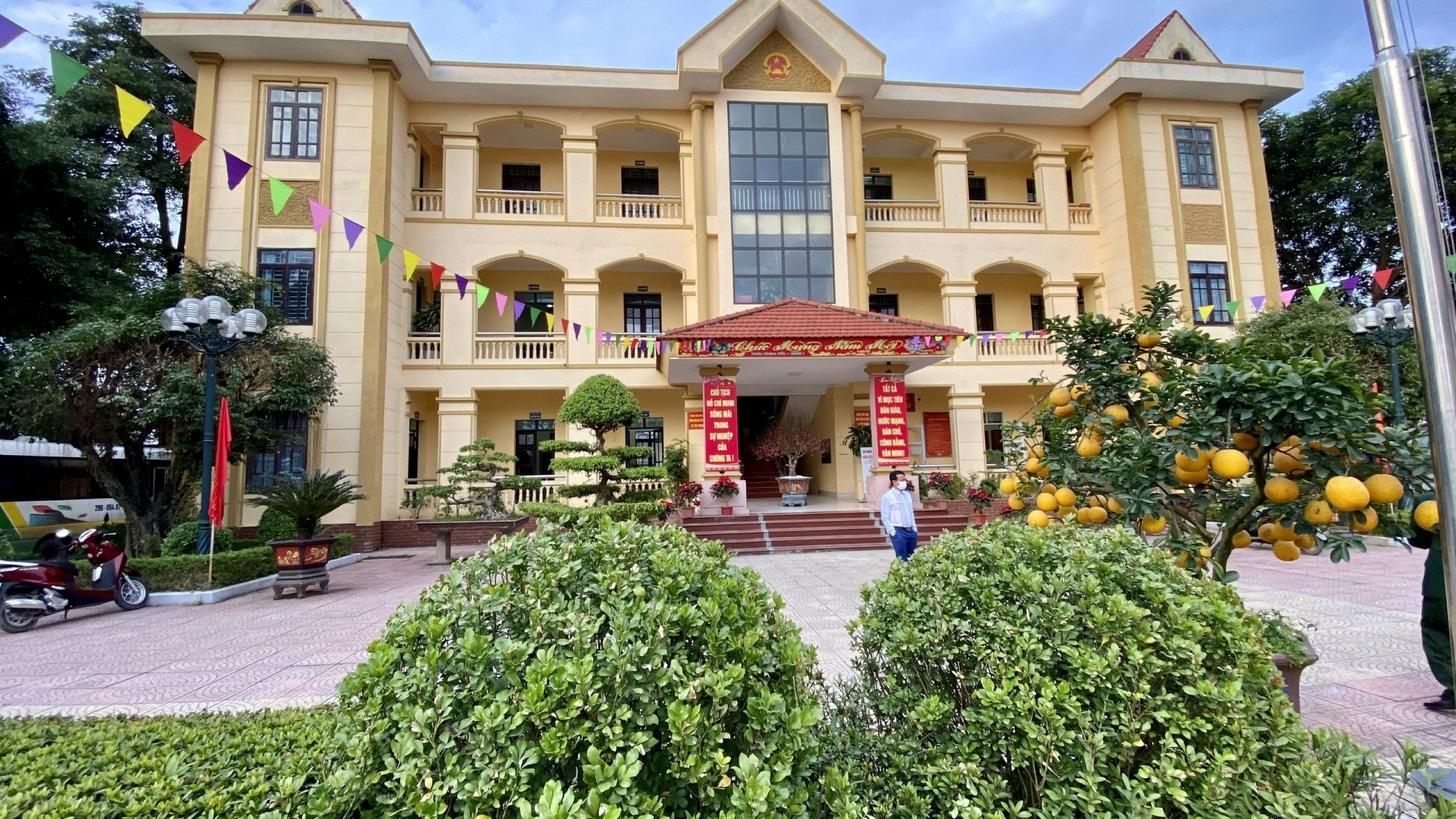 Số 25+26+27 45trung đầu tư sản xuất nông nghiệp, còn để một số diện tích ruộng bỏ hoang do thu nhập thấp hoặc khó canh tác. Văn hóa - xã hội có mặt còn hạn chế chưa đạt chỉ tiêu kế hoạch...Vì vậy, để phát huy thế mạnh cũng như khắc phục hạn chế, trong thời gian tới, Đảng bộ xã Yên Trung quyết tâm tập hợp sức mạnh đoàn kết thống nhất trong toàn xã, sựđồng thuận cao trong nhân dân cùng sự ổn định về chính trị tiếp tục là tiền đề, là động lực để xã phát triển nhanh và bền vững. Xã tập trung đẩy mạnh phát triển công nghiệp, tiểu thủ công nghiệp và dịch vụ nhằm thúc đẩy tăng trưởng kinh tế. Chú trọng phát triển nông nghiệp chất lượng cao, duy trì và nâng cao chất lượng tiêu chí NTM, đảm bảo an ninh lương thực và ổn định dời sống nhân dân.Phát triển văn hoá - xã hội đồng bộ với tăng trưởng kinh tế. Nâng cao đời sống vật chất và tinh thần của nhân dân. Giải quyết tốt các vấn đề xã hội bức xúc, nhất là vấn đề việc làm và ô nhiễm môi trường; nâng cao chất lượng và hiệu quả các hoạt động văn hóa xã hộiĐồng thời, tập trung mọi nguồn lực đẩy nhanh tiến độ hoàn thiện các dự án đã triển khai, nâng cao chất lượng xây dựng đô thị văn minh, hướng tới quy hoạch xã Yên Trung trở thành phường.Trụ sở UBND xã Yên Trung, Yên Phong, Bắc Ninh Số 25+26+27 45trung đầu tư sản xuất nông nghiệp, còn để một số diện tích ruộng bỏ hoang do thu nhập thấp hoặc khó canh tác. Văn hóa - xã hội có mặt còn hạn chế chưa đạt chỉ tiêu kế hoạch...Vì vậy, để phát huy thế mạnh cũng như khắc phục hạn chế, trong thời gian tới, Đảng bộ xã Yên Trung quyết tâm tập hợp sức mạnh đoàn kết thống nhất trong toàn xã, sựđồng thuận cao trong nhân dân cùng sự ổn định về chính trị tiếp tục là tiền đề, là động lực để xã phát triển nhanh và bền vững. Xã tập trung đẩy mạnh phát triển công nghiệp, tiểu thủ công nghiệp và dịch vụ nhằm thúc đẩy tăng trưởng kinh tế. Chú trọng phát triển nông nghiệp chất lượng cao, duy trì và nâng cao chất lượng tiêu chí NTM, đảm bảo an ninh lương thực và ổn định dời sống nhân dân.Phát triển văn hoá - xã hội đồng bộ với tăng trưởng kinh tế. Nâng cao đời sống vật chất và tinh thần của nhân dân. Giải quyết tốt các vấn đề xã hội bức xúc, nhất là vấn đề việc làm và ô nhiễm môi trường; nâng cao chất lượng và hiệu quả các hoạt động văn hóa xã hộiĐồng thời, tập trung mọi nguồn lực đẩy nhanh tiến độ hoàn thiện các dự án đã triển khai, nâng cao chất lượng xây dựng đô thị văn minh, hướng tới quy hoạch xã Yên Trung trở thành phường.Trụ sở UBND xã Yên Trung, Yên Phong, Bắc Ninh