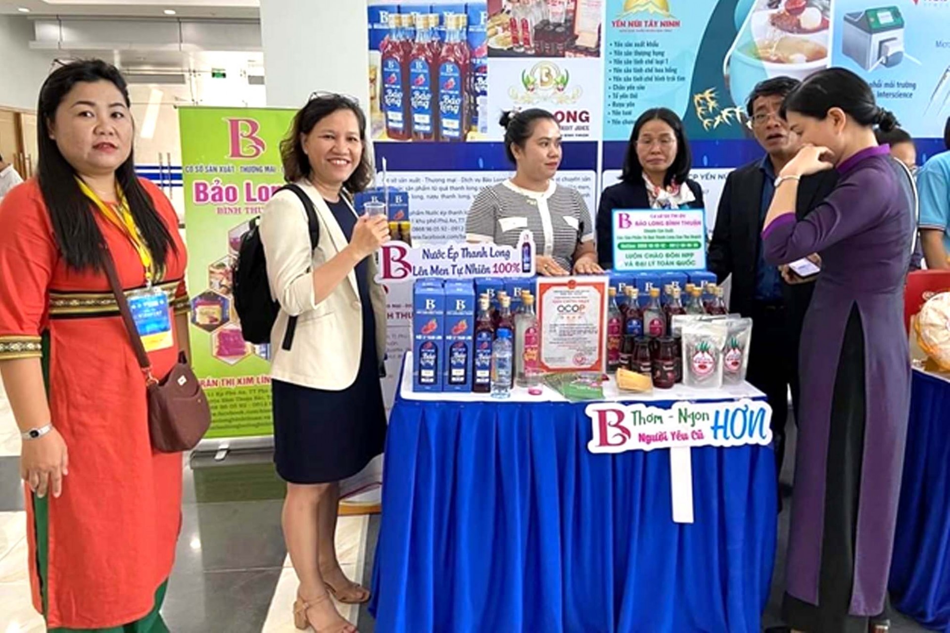 Đại diện Cơ sở sản xuất - Thương mại - Dịch vụ Bảo Long Bình Thuận giới thiệu sản phẩm đến khách hàng trong và ngoài nước