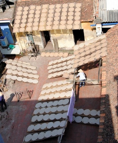 Những dàn phơi dưới nắng rất quen thuộc ở xã Dĩnh Kế. Những dàn phơi dưới nắng rất quen thuộc ở xã Dĩnh Kế.