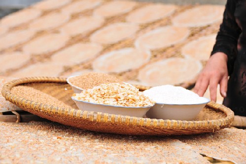 Vừng, lạc khiến bánh đa Kế trở nên thơm, bùi và dễ ăn hơn Vừng, lạc khiến bánh đa Kế trở nên thơm, bùi và dễ ăn hơn