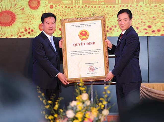 Chủ tịch UBND tỉnh Hải Dương Triệu Thế Hùng (bên phải) trao quyết định phê duyệt quy hoạch chung của thành phố Chí Linh đến năm 2040 cho lãnh đạo UBND thành phố Chí Linh. Chủ tịch UBND tỉnh Hải Dương Triệu Thế Hùng (bên phải) trao quyết định phê duyệt quy hoạch chung của thành phố Chí Linh đến năm 2040 cho lãnh đạo UBND thành phố Chí Linh.