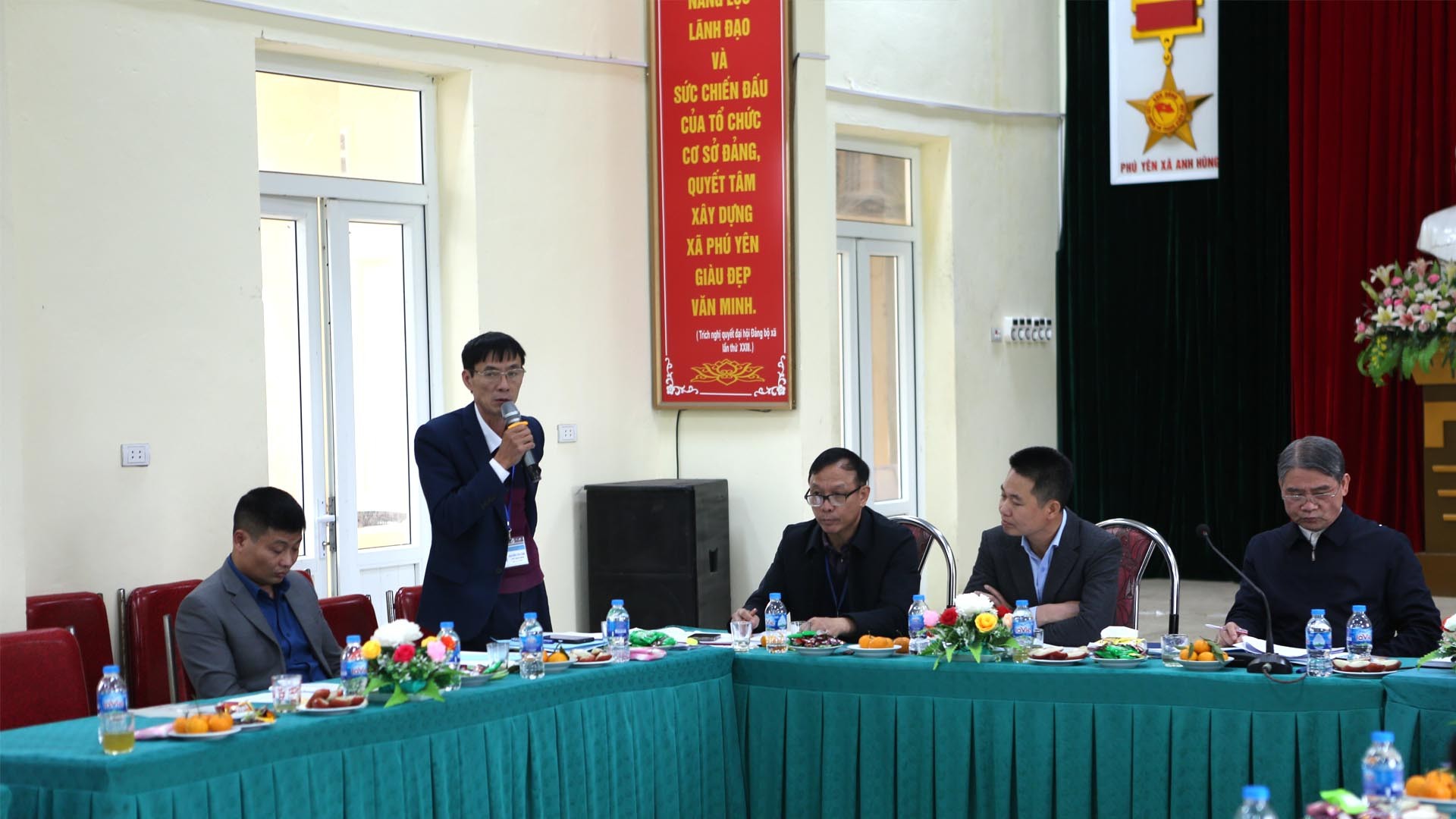 Ông Nguyễn Văn Tâm, Chủ tịch UBND xã Phú Yên phát biểu tại Hội nghị Nông thôn mới xã Phú Yên Ông Nguyễn Văn Tâm, Chủ tịch UBND xã Phú Yên phát biểu tại Hội nghị Nông thôn mới xã Phú Yên