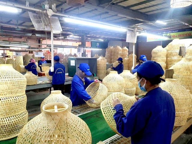 Tạo điều kiện cho các cơ sở công nghiệp nông thôn nâng cao năng lực cạnh tranh, đầu tư phát triển sản xuất. Tạo điều kiện cho các cơ sở công nghiệp nông thôn nâng cao năng lực cạnh tranh, đầu tư phát triển sản xuất.