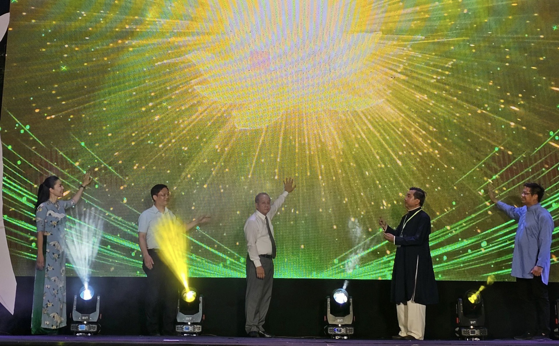 Lãnh đạo tỉnh và ban tổ chức thực hiện nghi thức khai mạc ngày hội. 