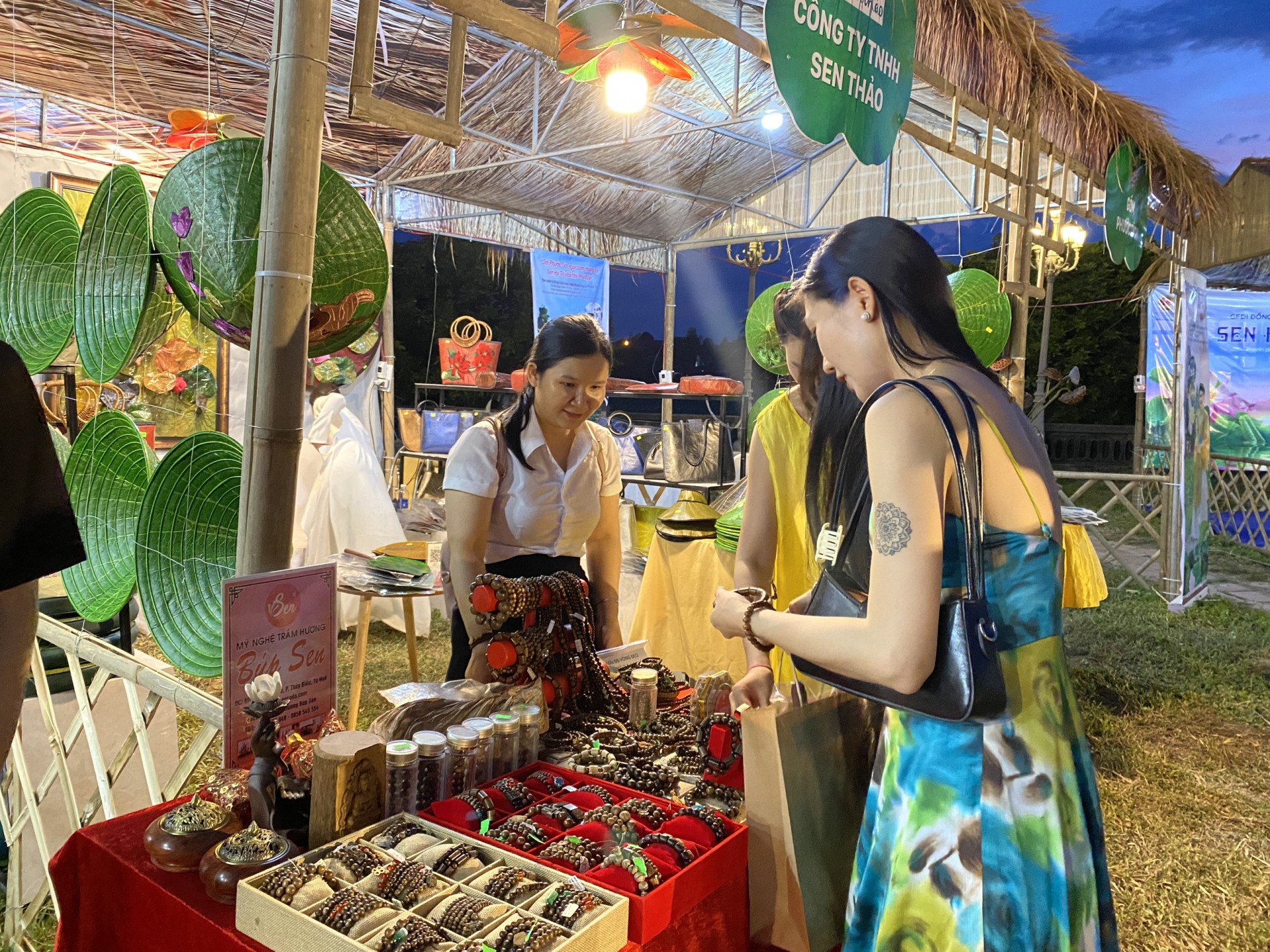  Du khách tìm hiểu về những sản phẩm thủ công mỹ nghệ tại các gian hàng. 