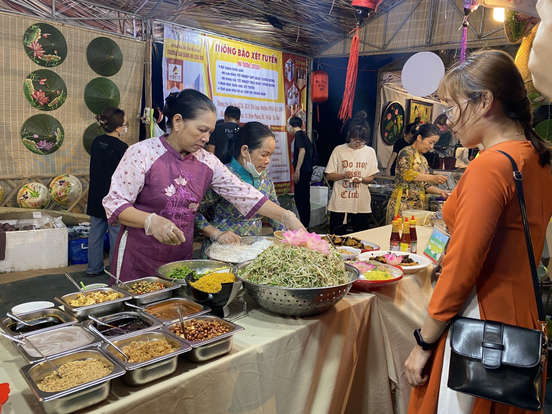  Gian hàng ẩm thực tại ngày hội.