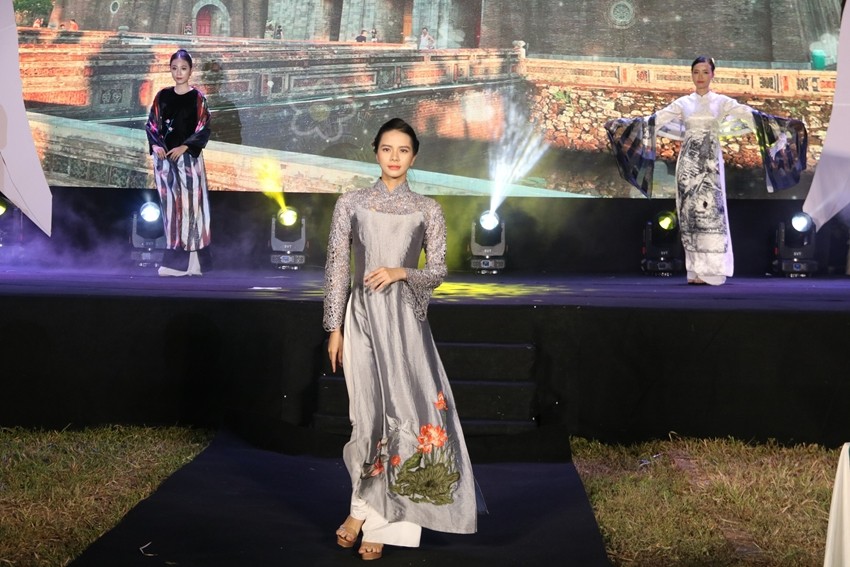 Trình diễn bộ sưu tập áo dài Sen của nhà thiết kế Viết Bảo.