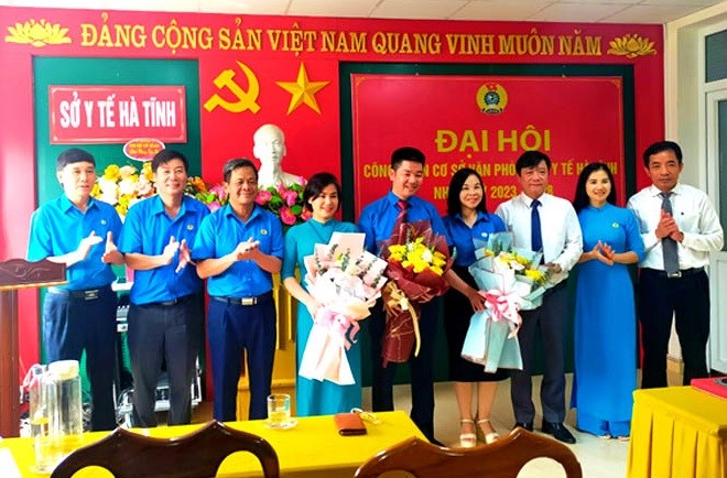 Bác sỹ Nguyễn Mĩnh Đức - Giám đốc Sở Y tế Hà Tĩnh khen thưởng cá nhân tập thể có thành tích trong công tác Bác sỹ Nguyễn Mĩnh Đức - Giám đốc Sở Y tế Hà Tĩnh khen thưởng cá nhân tập thể có thành tích trong công tác