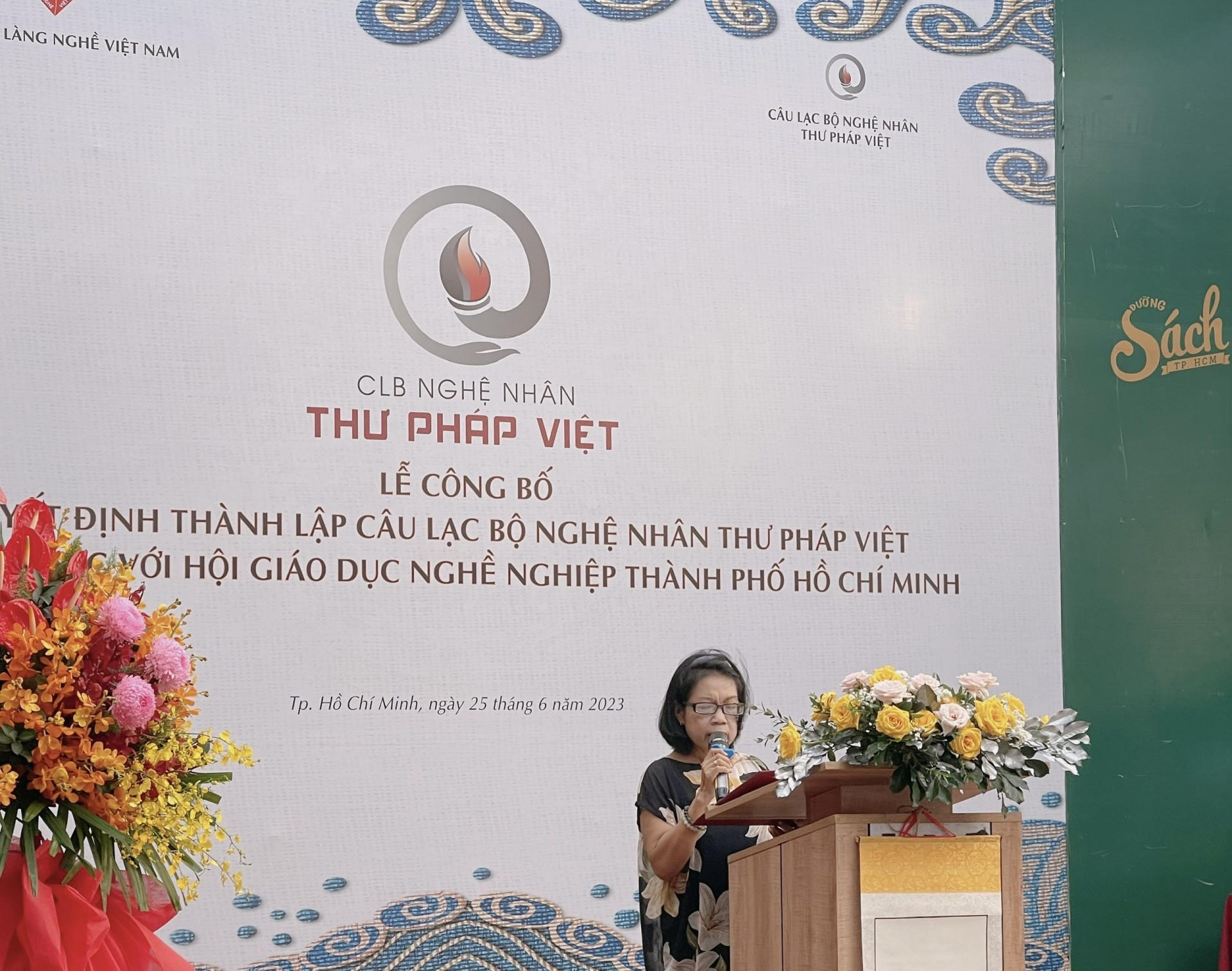 Bà Mai Hoa đọc quyết định thành lập CLB Nghệ nhân Thư pháp Việt Bà Mai Hoa đọc quyết định thành lập CLB Nghệ nhân Thư pháp Việt