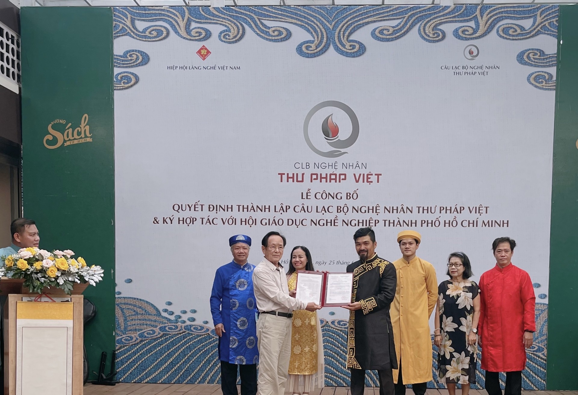 Ông Nguyễn Lực trao quyết định thành lập CLB cho ông Võ Dương Ông Nguyễn Lực trao quyết định thành lập CLB cho ông Võ Dương