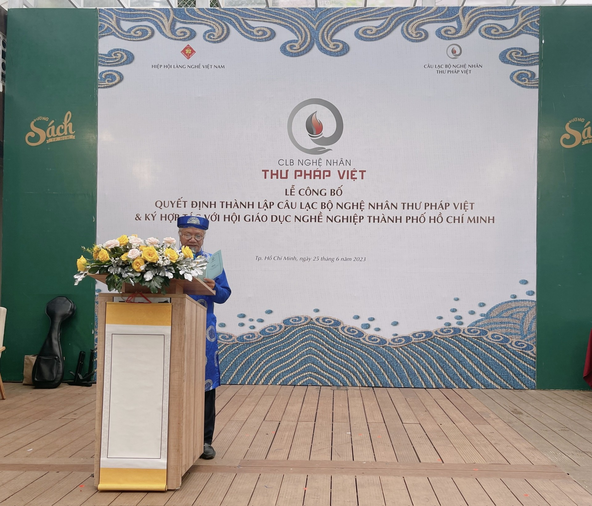 Nghệ nhân Thiện Nhẫn đọc điều lệ và quy chế hoạt động của CLB Nghệ nhân Thiện Nhẫn đọc điều lệ và quy chế hoạt động của CLB