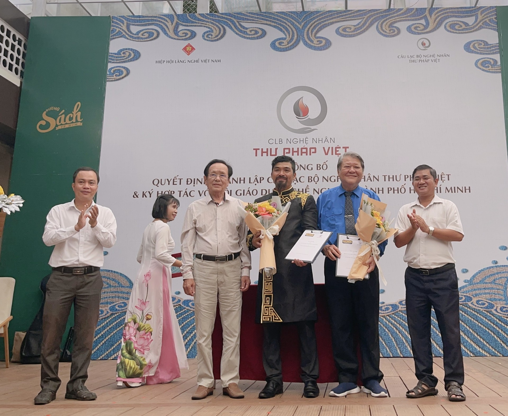 CLB Nghệ nhân Thư pháp Việt ký hợp tác cùng Hội Giáo dục Nghề nghiệp TP. HCM CLB Nghệ nhân Thư pháp Việt ký hợp tác cùng Hội Giáo dục Nghề nghiệp TP. HCM