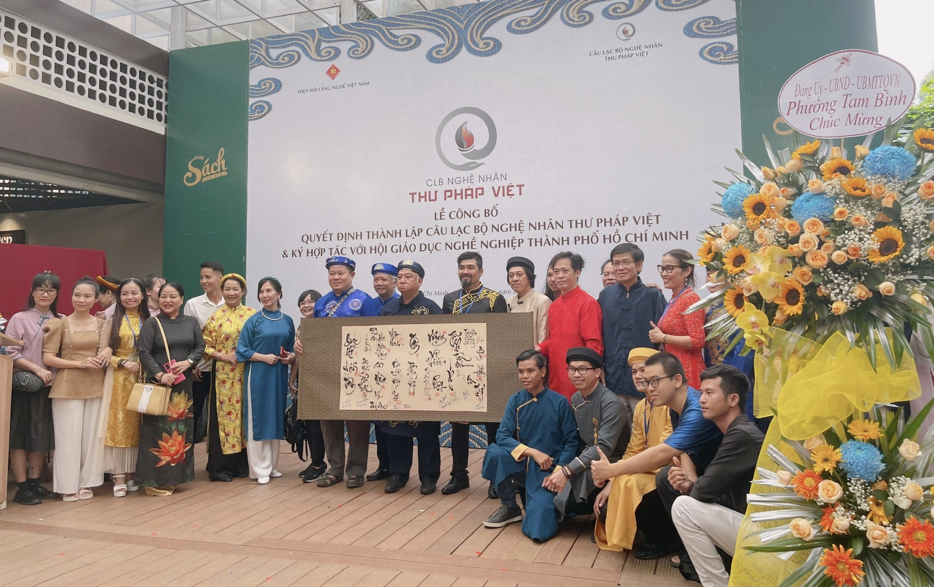 Tác phẩm thư pháp chung của CLB và khách mời Tác phẩm thư pháp chung của CLB và khách mời