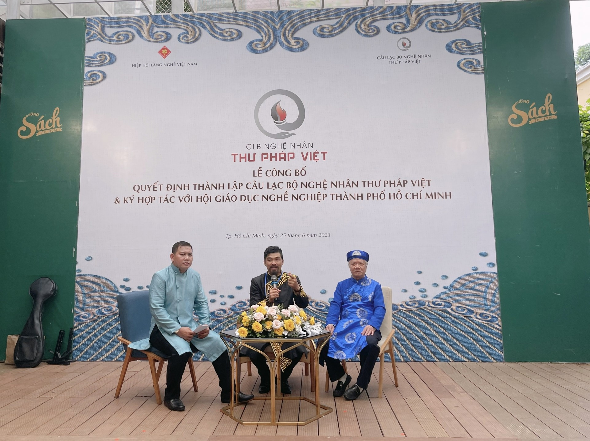 CLB Nghệ nhân Thư pháp Việt giao lưu cùng khách mời và khán giả CLB Nghệ nhân Thư pháp Việt giao lưu cùng khách mời và khán giả