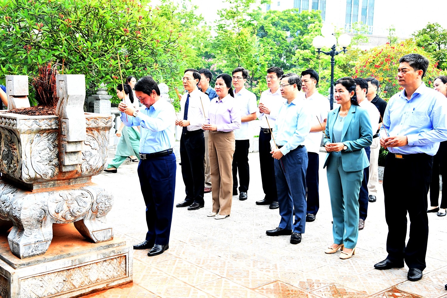 Các đại biểu dự Hội nghị đã đến Dâng hương tại Đền thờ Chủ tịch Hồ Chí Minh trong quần thể quảng trường Nguyễn Tất Thành, Tp. Tuyên Quang Các đại biểu dự Hội nghị đã đến Dâng hương tại Đền thờ Chủ tịch Hồ Chí Minh trong quần thể quảng trường Nguyễn Tất Thành, Tp. Tuyên Quang