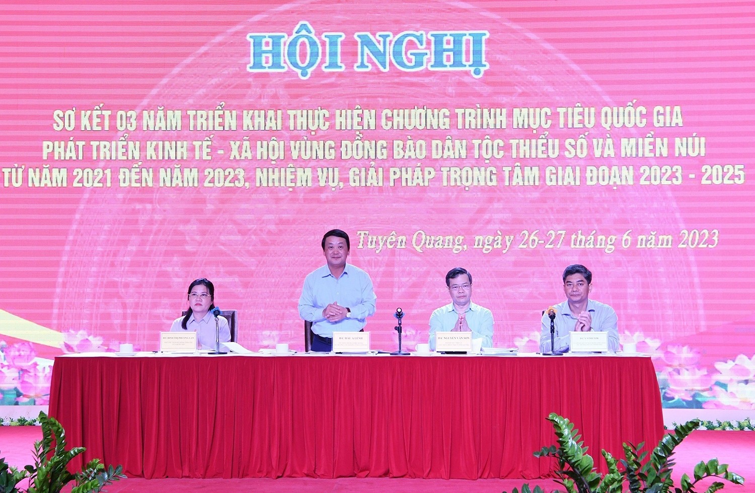 Ủy viên Trung ương Đảng, Bộ trưởng, Chủ nhiệm Ủy ban Dân tộc Hầu A Lềnh, Phó Chủ tịch Hội đồng Dân tộc của Quốc hội Đinh Thị Phương Lan, Chủ tịch UBND tỉnh Tuyên Quang Nguyễn Văn Sơn, Thứ trưởng, Phó Chủ nhiệm Ủy ban Dân tộc Y Vinh Tơr đồng chủ trì Hội nghị Ủy viên Trung ương Đảng, Bộ trưởng, Chủ nhiệm Ủy ban Dân tộc Hầu A Lềnh, Phó Chủ tịch Hội đồng Dân tộc của Quốc hội Đinh Thị Phương Lan, Chủ tịch UBND tỉnh Tuyên Quang Nguyễn Văn Sơn, Thứ trưởng, Phó Chủ nhiệm Ủy ban Dân tộc Y Vinh Tơr đồng chủ trì Hội nghị
