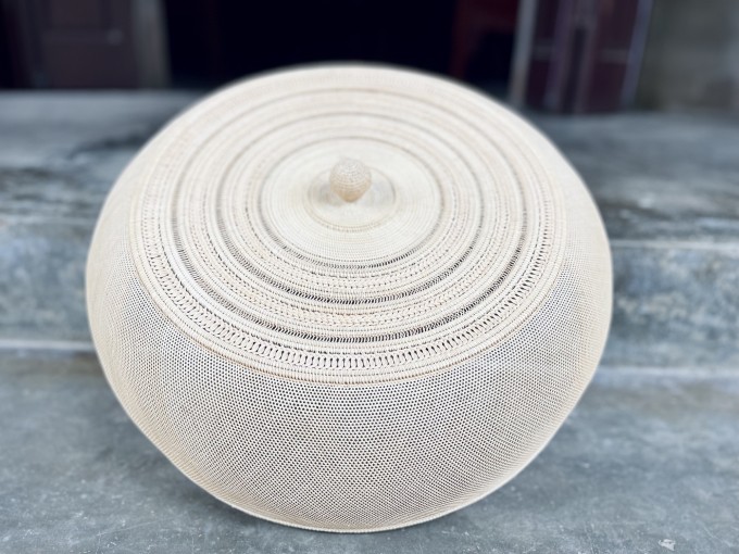 Để hoàn thiện chiếc lồng bàn độc đáo này, cặp vợ chồng già làng mây tre đan Phú Vinh phải mất khoảng từ 15-20 ngày.