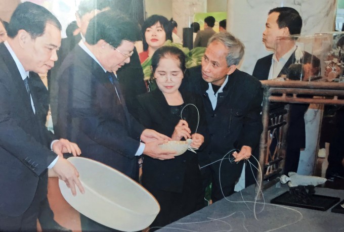 Vợ chồng ông Khá (từ phải qua) đang giới thiệu về chiếc lồng bàn tại một sự kiện triển lãm làng nghề năm 2020.