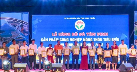 ninh thuan trao chung nhan cong nghiep nong thon tieu bieu tinh ninh thuan nam 2023 cho 18 san pham