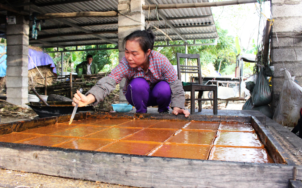 Người dân xóm Bó Tờ, thị trấn Hòa Thuận (Quảng Hòa) sản xuất đường phên.