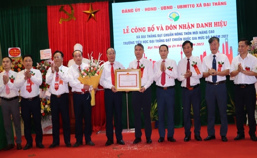 Trao Bằng công nhận nông thôn mới nâng cao cho Đảng bộ, chính quyền, nhân dân xã Đại Thắng.