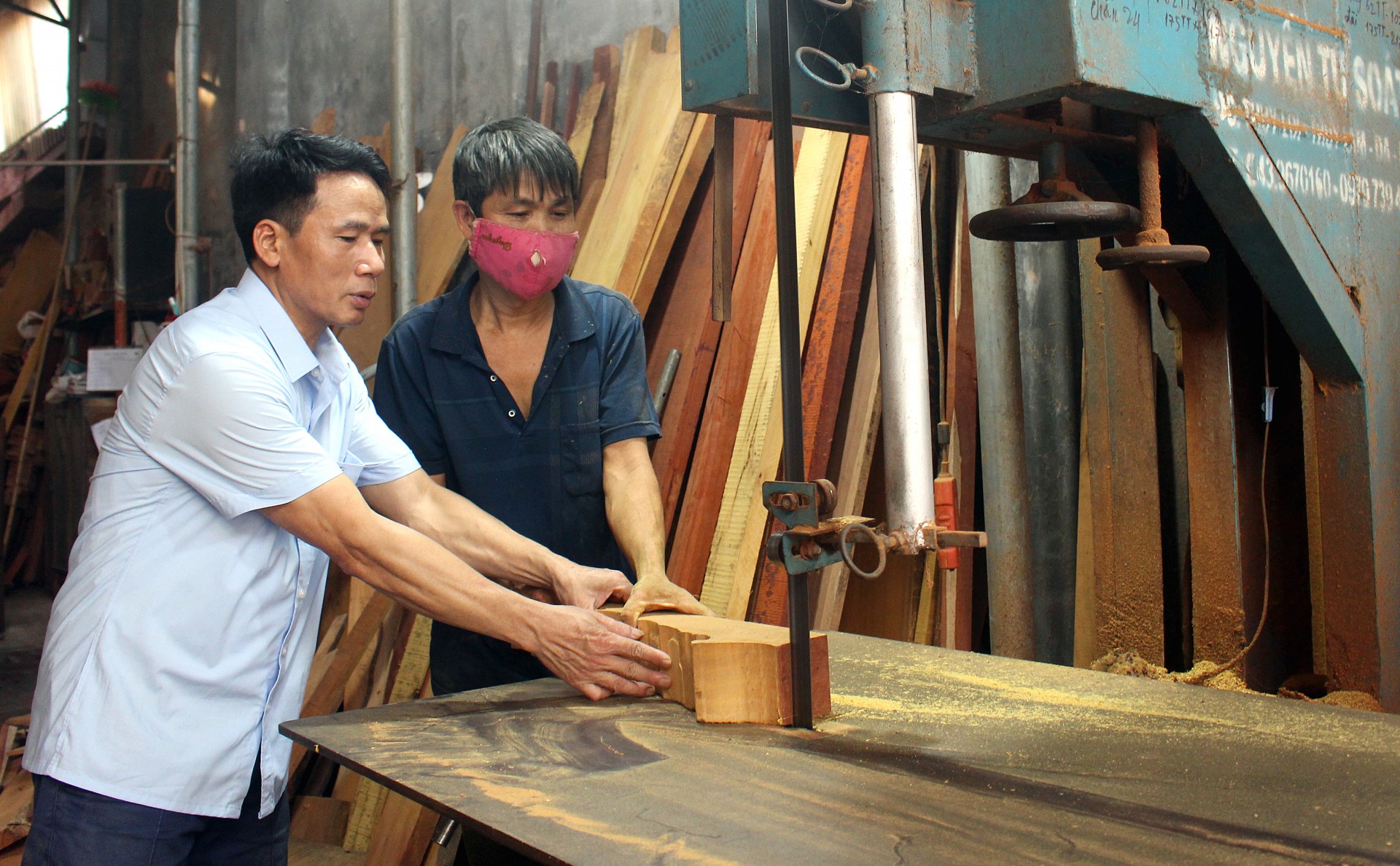 Nghệ nhân Đỗ Văn Tươi luôn dành tâm huyết cho nghề mộc truyền thống của địa phương. Ảnh: Dương Hà