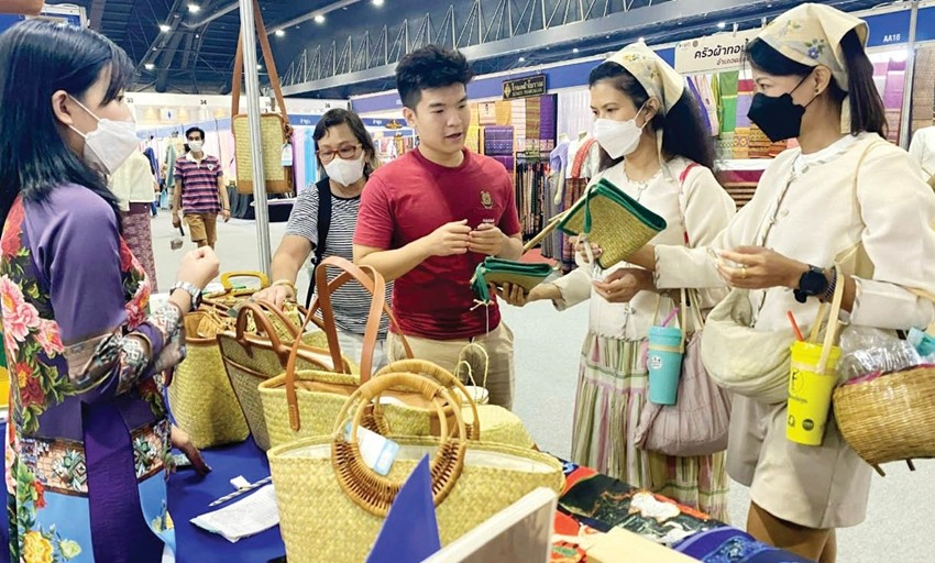 Các sản phẩm làm từ sợi cỏ bàng như ví, túi xách, mũ, nón... của Công ty TNHH MTV Hữu cơ Huế Việt tham gia trưng bày tại hội chợ ở Thái Lan Các sản phẩm làm từ sợi cỏ bàng như ví, túi xách, mũ, nón... của Công ty TNHH MTV Hữu cơ Huế Việt tham gia trưng bày tại hội chợ ở Thái Lan