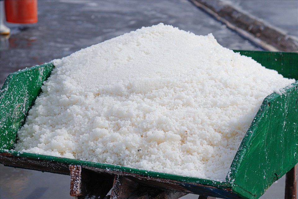 Nhọc nhằn nghề làm muối dưới trời nắng gắt của diêm dân Quảng Bình Nhọc nhằn nghề làm muối dưới trời nắng gắt của diêm dân Quảng Bình