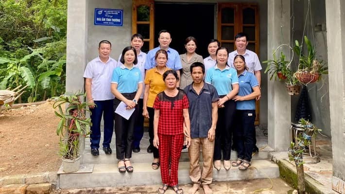 Hội LHPN tỉnh Yên Bái phối hợp với Hội LHPN huyện Yên Bình trao tặng Mái ấm tình thương cho phụ nữ nghèo trên địa bàn huyện Hội LHPN tỉnh Yên Bái phối hợp với Hội LHPN huyện Yên Bình trao tặng Mái ấm tình thương cho phụ nữ nghèo trên địa bàn huyện