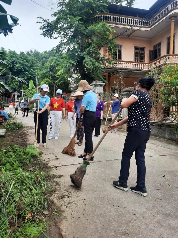 Các cán bộ, hội viên cơ sở thực hiện tiêu chí xây dựng mô hình Yên Bái: Hội LHPN Yên Bình tích cực xây dựng nông thôn mới
