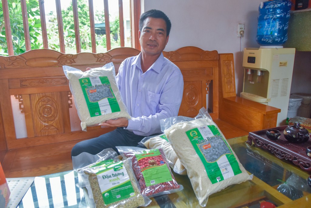Anh Tạ Ngọc Tuấn, Giám đốc HTX Tuấn Hùng, giới thiệu sản phẩm gạo bao thai được công nhận đạt 3 sao OCOP cấp tỉnh. Anh Tạ Ngọc Tuấn, Giám đốc HTX Tuấn Hùng, giới thiệu sản phẩm gạo bao thai được công nhận đạt 3 sao OCOP cấp tỉnh.