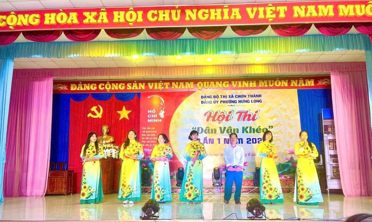 Các đội tham gia phần thi giới thiệu Chi bộ
