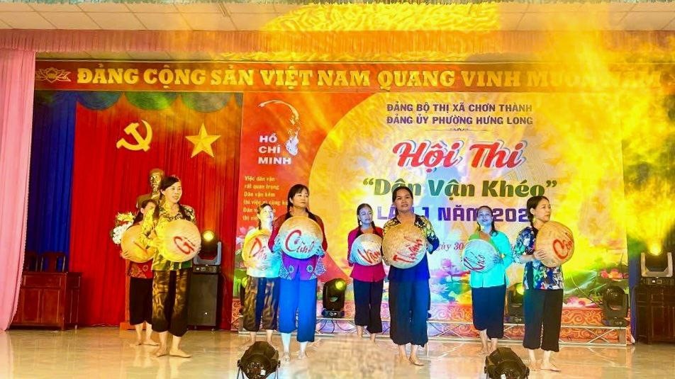 Các đội tham gia phần thi giới thiệu Chi bộ