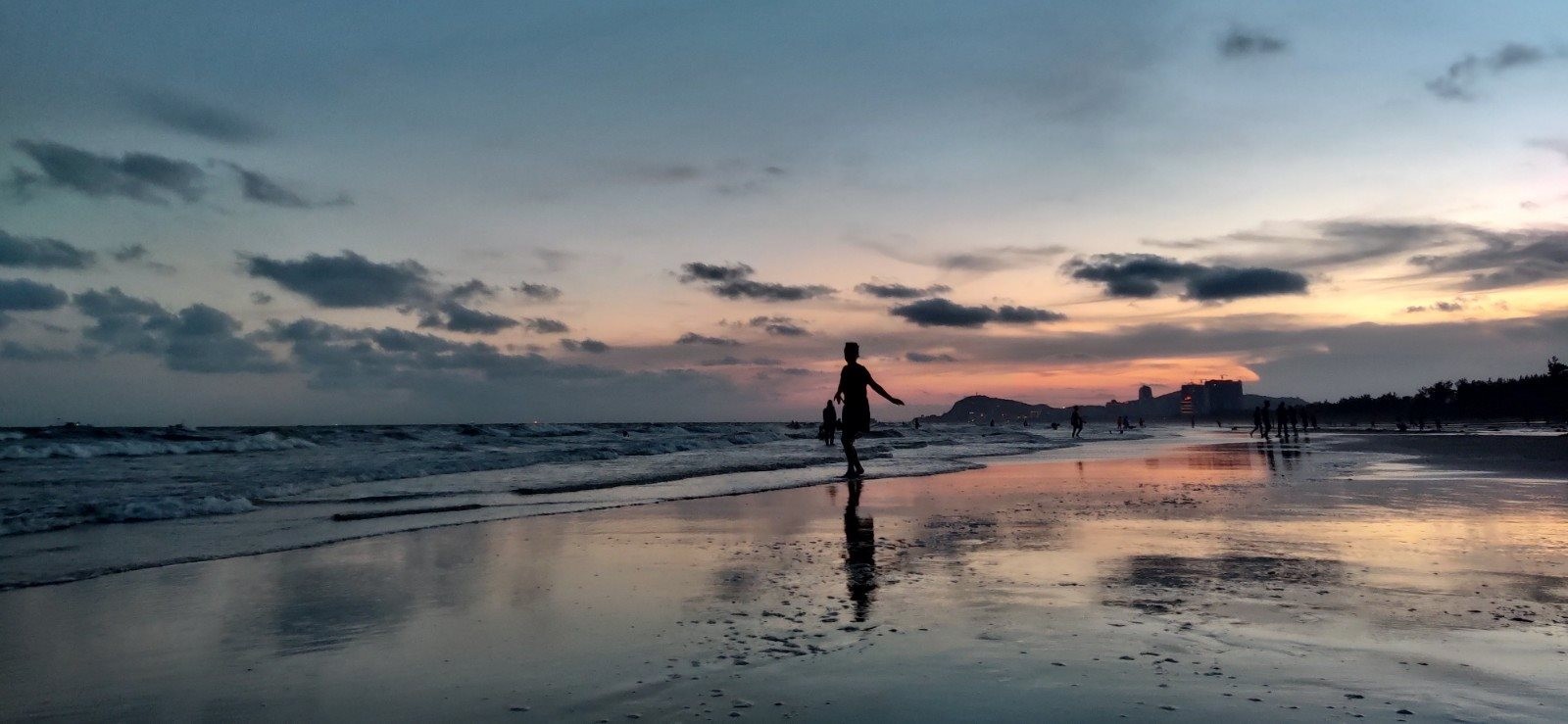Buổi chiều, bãi biển dần tối.