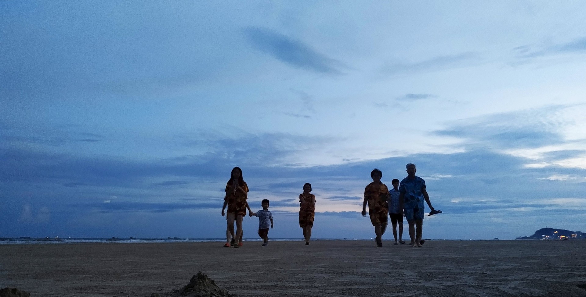 Những "vị khách" cuối cùng rời bãi tắm.