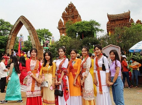 tiem nang phat trien du lich tu di san van hoa cham