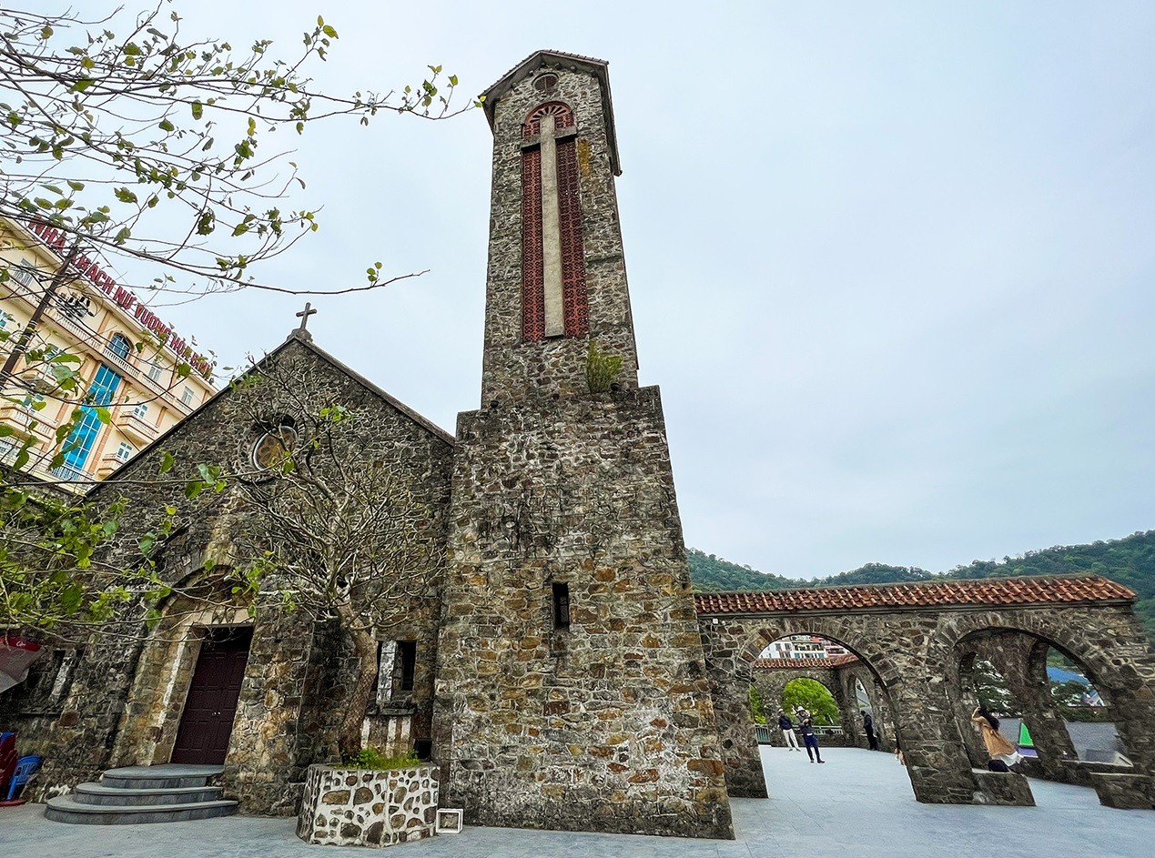 Nhà thờ Đá cổ là biểu tượng du lịch của Tam Đảo. Nhà thờ Đá cổ là biểu tượng du lịch của Tam Đảo.