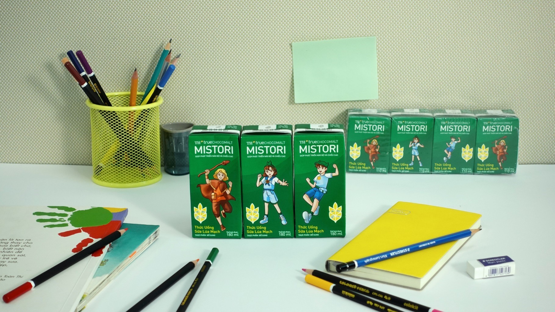 Mẹ lựa chọn thức uống mang theo trong balo, đảm bảo thơm ngon, dinh dưỡng cho con