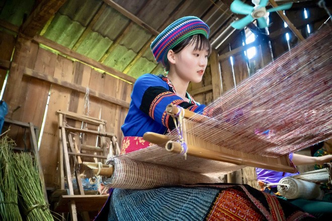 Làng nghề dệt lanh Lùng Tám - Bừng sáng sắc màu văn hoá bản Mông