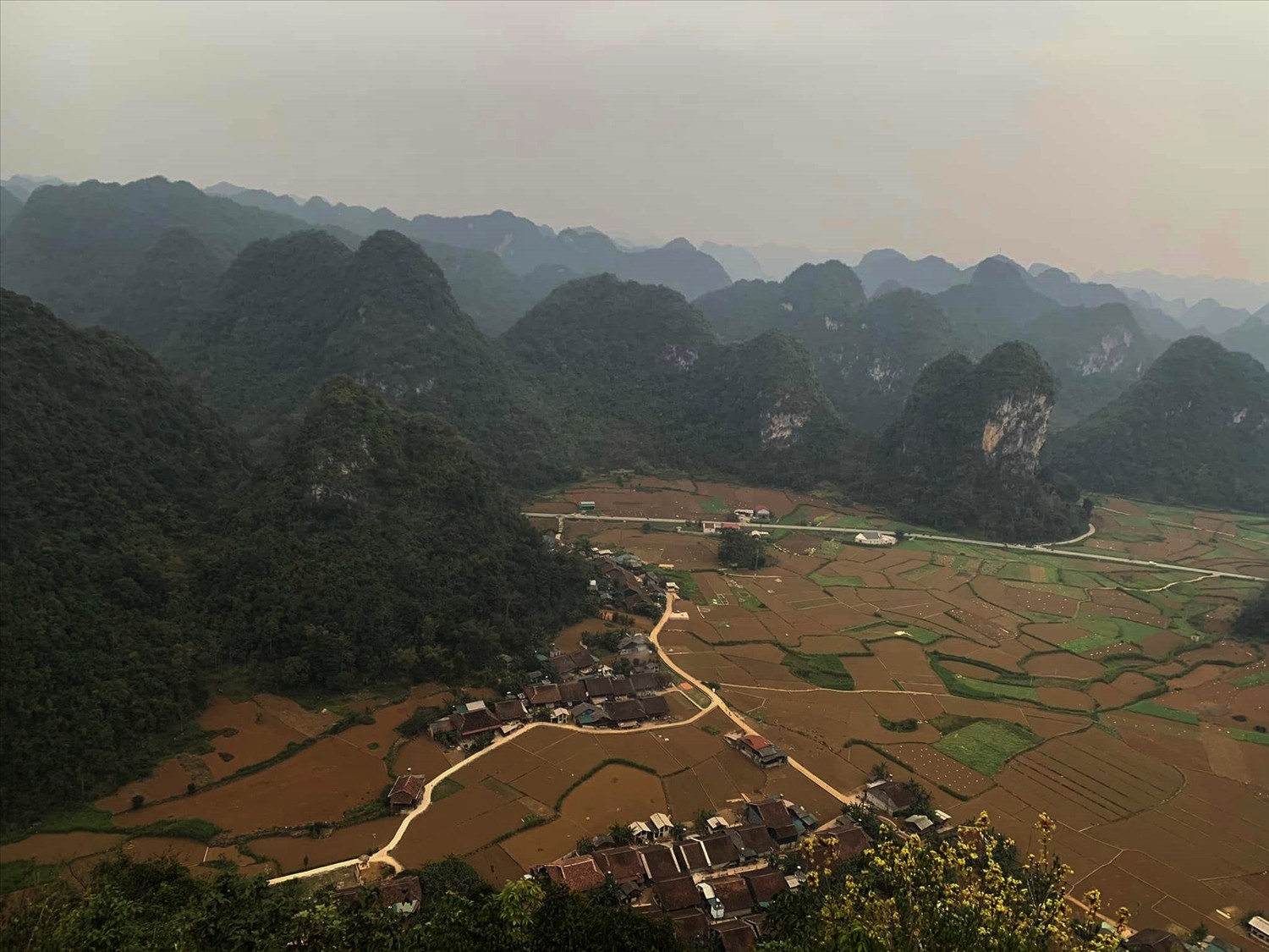 Làm hương không chỉ đem lại thu nhập cho người Nùng làng Phja Thắp mà còn góp phần bảo tồn một nghề truyền thống của đồng bào. Hiện nay, làng hương Phia Thắp trở thành một điểm đến trải nghiệm du lịch làng nghề hấp dẫn cho du khách khi đến thăm Công viên Địa chất Toàn cầu UNESCO non nước Cao Bằng. (Ảnh TL) Làm hương không chỉ đem lại thu nhập cho người Nùng làng Phja Thắp mà còn góp phần bảo tồn một nghề truyền thống của đồng bào. Hiện nay, làng hương Phia Thắp trở thành một điểm đến trải nghiệm du lịch làng nghề hấp dẫn cho du khách khi đến thăm Công viên Địa chất Toàn cầu UNESCO non nước Cao Bằng. (Ảnh TL)