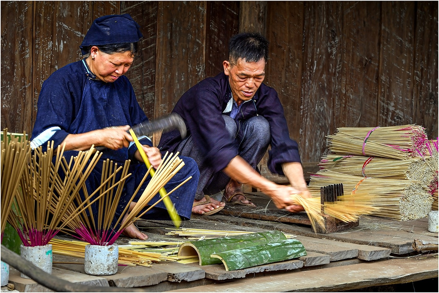 Hương Phja Thắp được làm hoàn toàn từ nguyên liệu tự nhiên ở vùng miền núi đá vôi. Người Nùng An dùng cây mai, tiếng Tày là “mạy mười ” để làm que. (Trong ảnh: Công đoạn chẻ cây mai làm que hương - Ảnh Thanh Hà) Hương Phja Thắp được làm hoàn toàn từ nguyên liệu tự nhiên ở vùng miền núi đá vôi. Người Nùng An dùng cây mai, tiếng Tày là “mạy mười ” để làm que. (Trong ảnh: Công đoạn chẻ cây mai làm que hương - Ảnh Thanh Hà)
