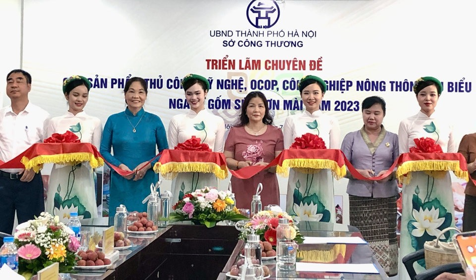 Các đại biểu cắt băng khai mạc triển lãm.