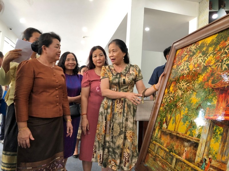 Các nghệ nhân của Hà Nội giới thiệu sản phẩm làng nghề tới đoàn công tác của Sở Công thương Viêng Chăn (Lào).