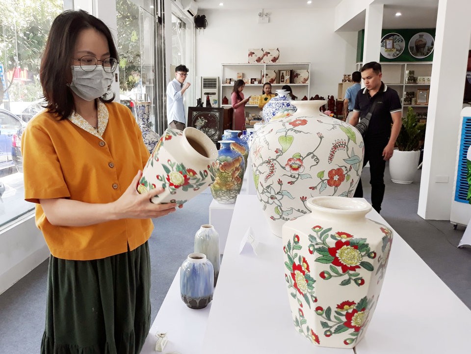 Người dân thăm quan trải nghiệm sản phẩm tại Triển lãm