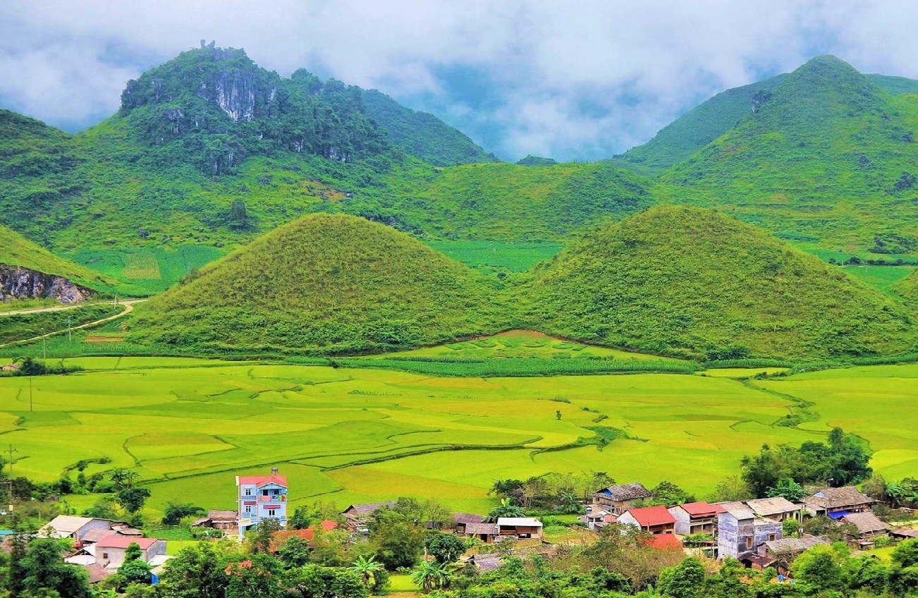 Núi đôi Quản Bạ - Tuyệt tác thiên nhiên