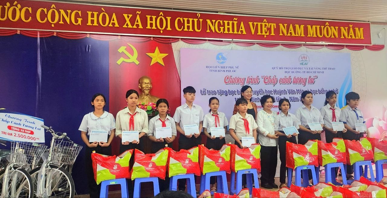 Bình Phước: Trao học bổng khuyến học và xe đạp cho học sinh ưu tú trên địa bàn