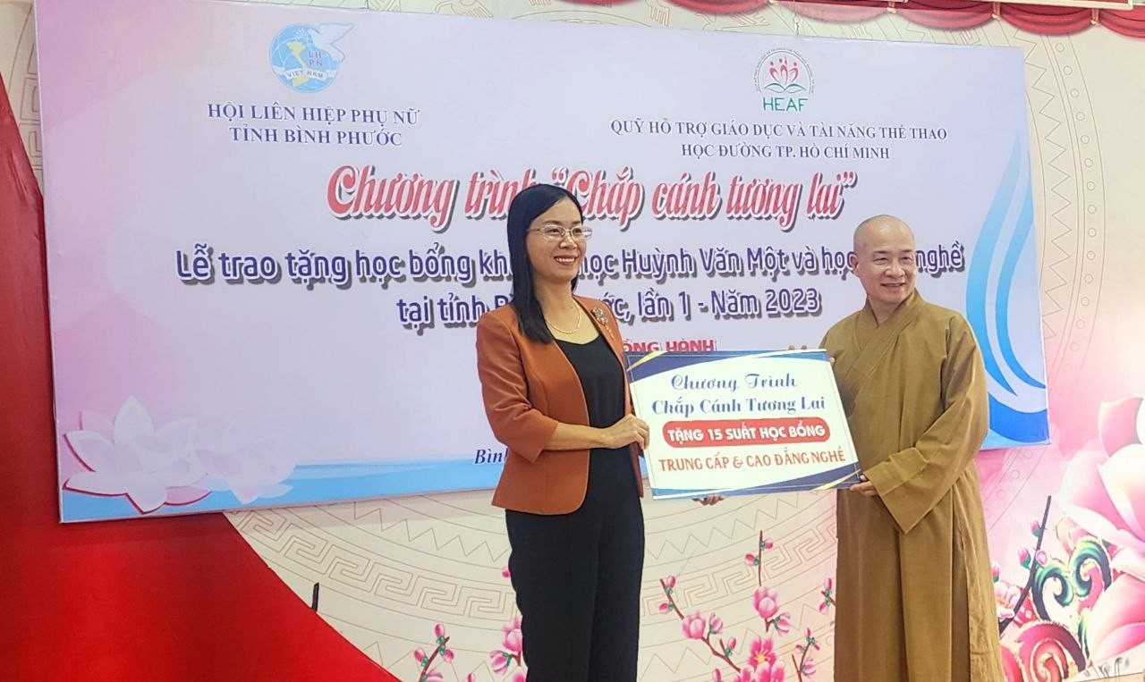 Tiến sĩ, Đại Đức Thích Trí Huệ (Trụ trì Chùa Pháp Tạng) - Phó chủ tịch Hội đồng quản lý, Phó giám đốc thường trực Quỹ trao bảng tượng trưng 15 suất học bổng học nghề cho đồng chí Lê Thị Thanh Loan