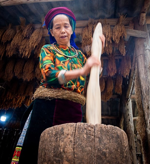 Công đoạn giã sợi lanh. Ảnh: Nam Thái – TTXVN