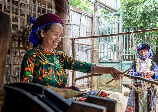 Bảo tồn, phát triển nghề dệt lanh của người Mông