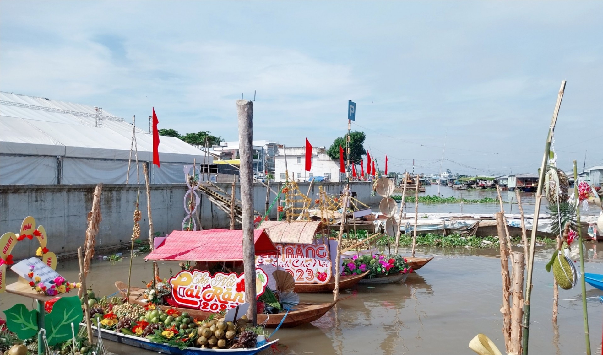 Các đơn vị tham gia trưng bày mô hình ghe, tàu - cây bẹo mua bán nông sản tại Chợ nổi Cái Răng Các đơn vị tham gia trưng bày mô hình ghe, tàu - cây bẹo mua bán nông sản tại Chợ nổi Cái Răng